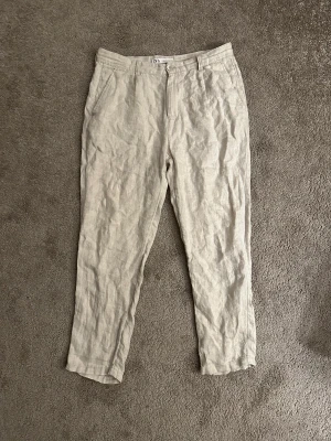 Beiga Linnebyxor ZARA - Ett par beiga linnebyxor ifrån Zara i storleken 40. I väldigt bra skick 9/10 endast använda fåtal gånger. Nypris 599 kr!
