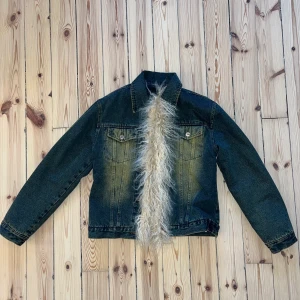 Ascool jenasjacka - Ehhhh. Vet inte om jag ska sälja denna ens men lägger upp ändå ifall att. Jättefin jeansjacka med fejk päls, vadderad