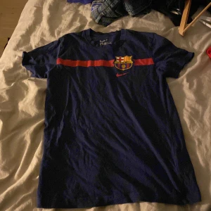  Barca tröja - Har en Barca tröja i min garderob för någon andledning tänkte att bli av med den när jag ändå inte använder den😊