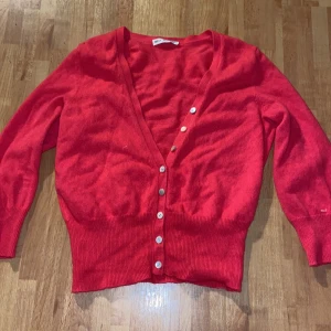 Fin kofta - Hot pink, nästan röd jättefin kofta💓. Jättefint att styla med ett vitt linne under💓bra skick och kvalitet. Använd görna köp nu💓