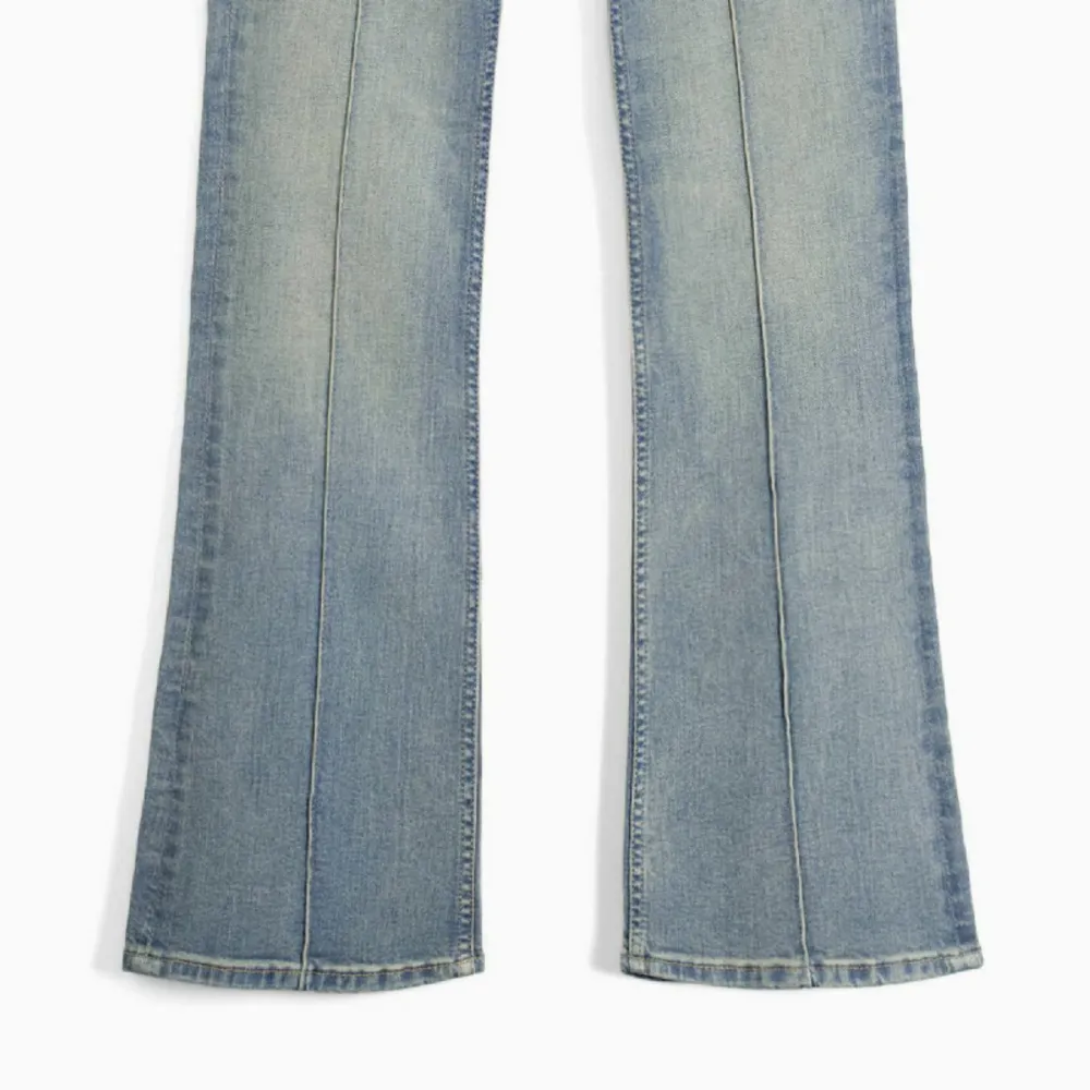 (Slutsålda på hemsidan) Skit coola low waist bootcut jeans! Sitter jätte snyggt, men säljer då jag har för många jeans. Helt nya och oanvända 💯. Jeans & Byxor.