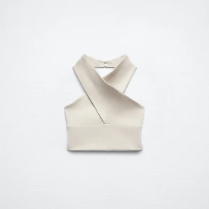 Topp - Säljer denna topp som man kan knäppa på många olika sätt! Antingen så den är på bilden, men också utan att korsa banden vilket också blir väldigt fint!😍 använd 1 gång 