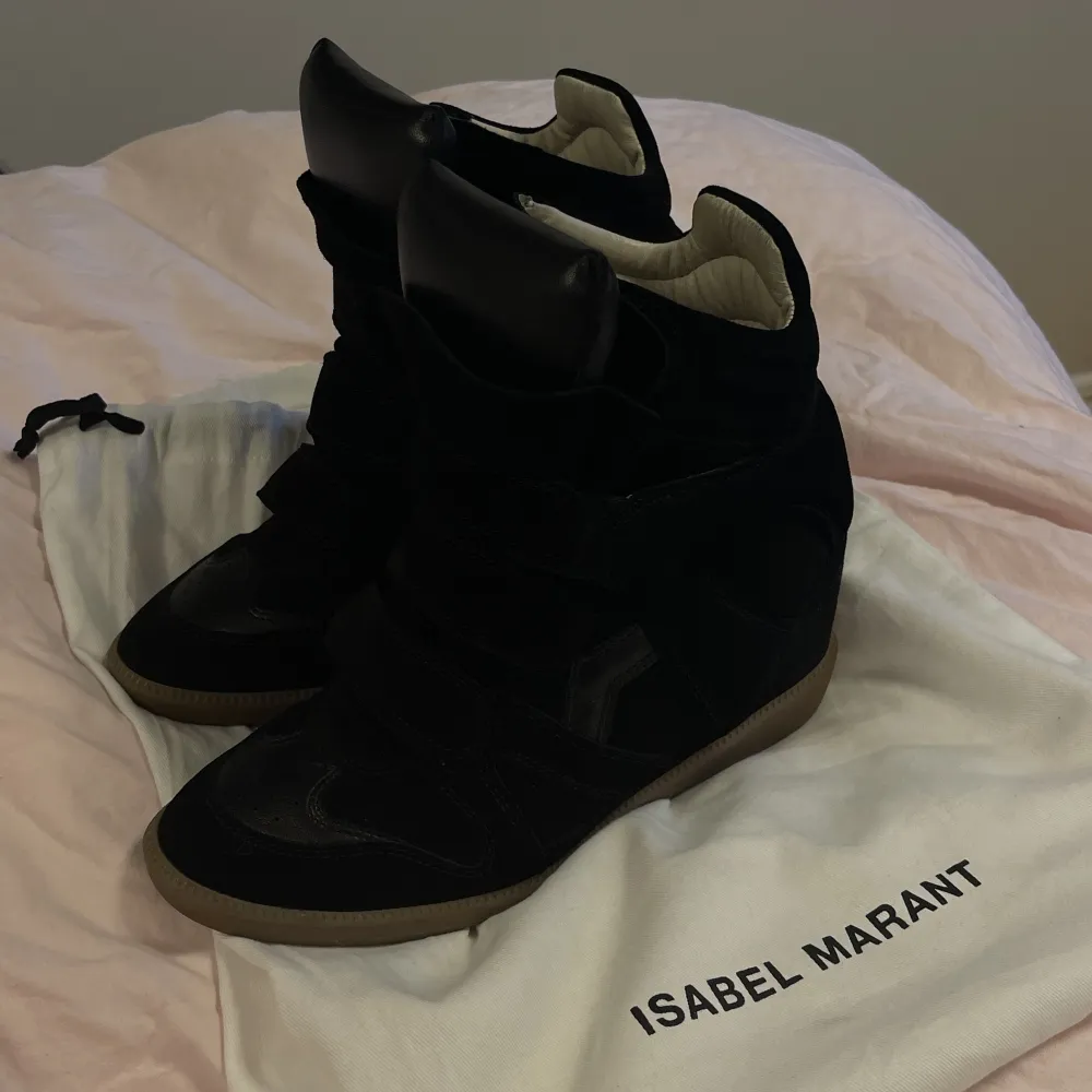 Säljer mina superfina Isabel Marant Bekett sneakers i superbra skick som endast är använda 2-3 gånger. Har tyvärr inte lådan kvar, men dust bag medföljer! 🩷 . Skor.