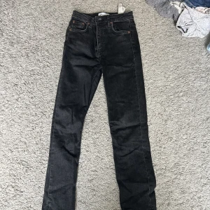 Jeans - Svarta jeans med slit. De är i bra skicka förutom att de är lite slitna längst ner.