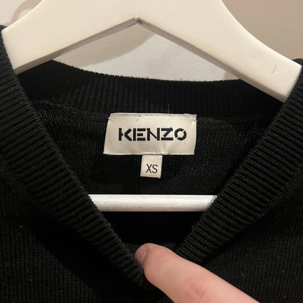 Säljer min kenzo ulltröja då den ej kommer till användning. Modellen är unisex & storlek xs. Pris kan diskuteras. Köparen står för frakt💕. Tröjor & Koftor.