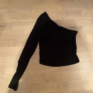 One shoulder topp  - Topp från NA-KD 