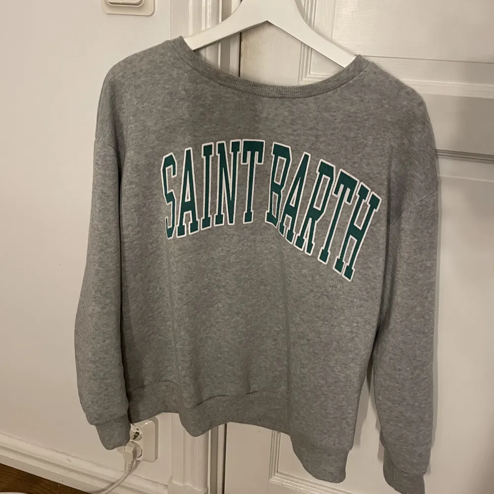 En superskön och snygg sweatshirt med tryck🩶 bra material för att vara ifrån shein🫶🏻. Tröjor & Koftor.