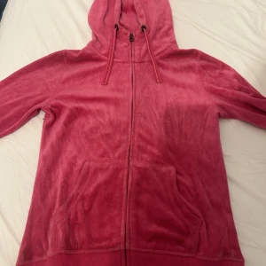 Rosa fleece tröja - En rosa flecetröja som är S men nassar xs-m