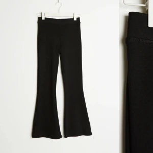 Gina tricot byxor  - Bekväma och jätte snygga utsvängda gina tricot byxor som passar till allt! 