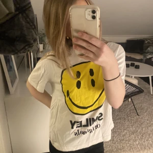 Smiley T-shirt  - Super cool t- shirt som inte kommer till användning ❣️