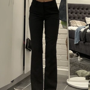 Midwaist kostymbyxor  - Kostymbyxor från bikbok!! Stl 34, midwaist typ🫶🏼