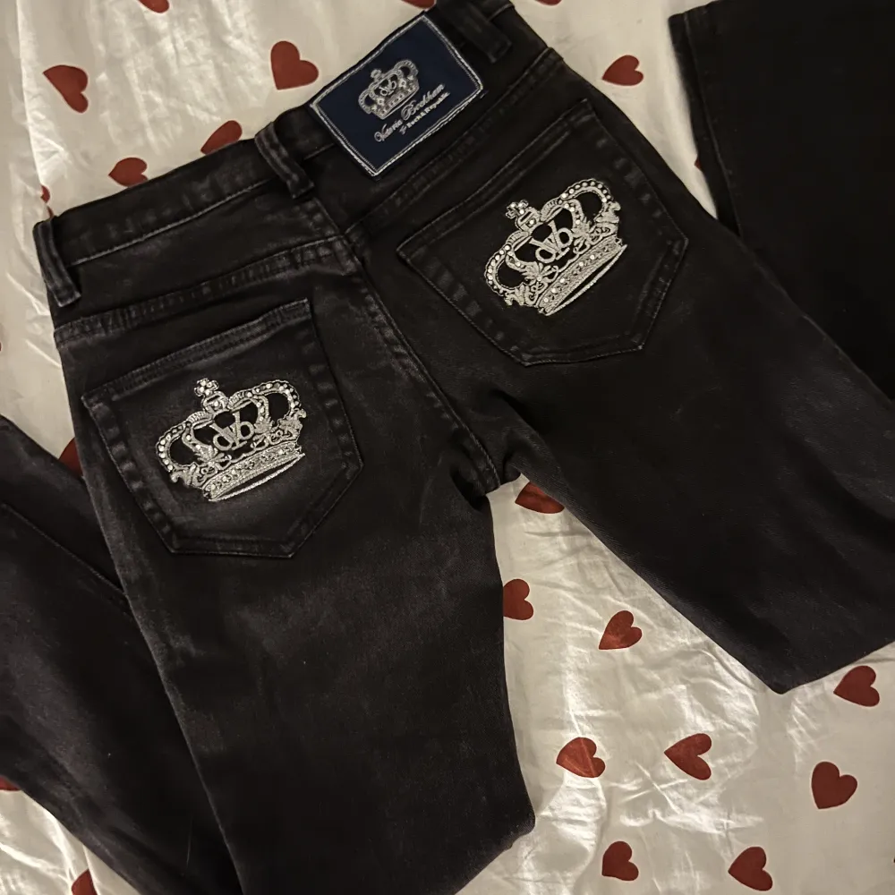 Säljer snygga lågmidjade Victoria Beckham jeans!🤩 w28 och raka i modellen. För små på mig så skickar INGA bilder på! Passar nog 34-36 bäst🥰 midjemått: ca 70 cm, höft: ca 90 cm, Innerbenslängd: ca 70 cm (jag är 164 och passar bra i Innerbenslängd 70 cm)✨. Jeans & Byxor.