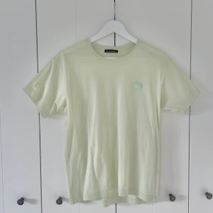 Acne t-shirt - Knappt använd grön acne t-shirt, lite starkare grön färg än vad det ser ut som på bilderna, nypris 1000kr