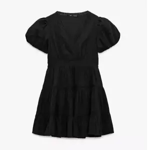 Storlek M, kort svart klänning i nyskick🖤