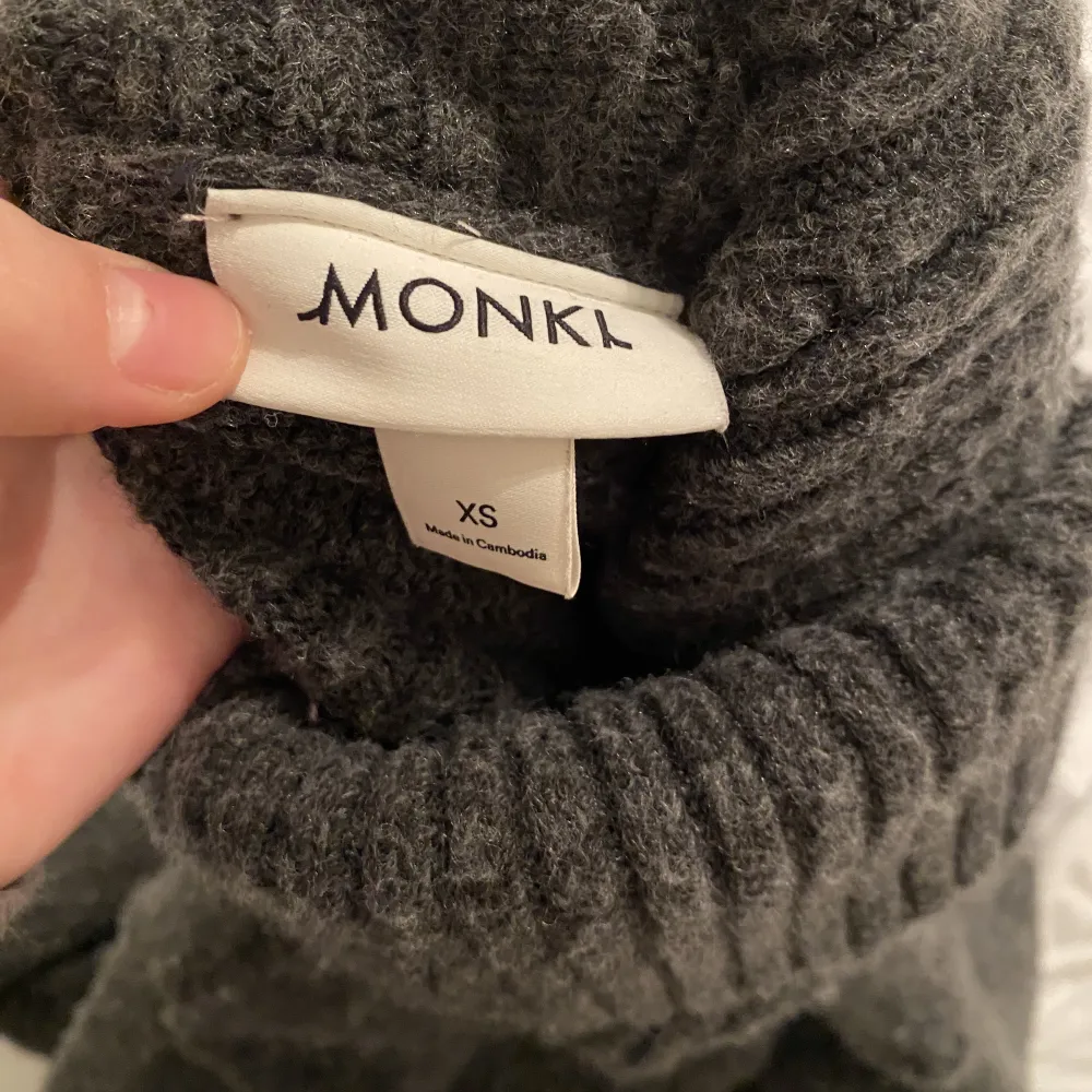 Stickad tröja från Monki, storlek xs men oversize!🫶 använt skick. Stickat.