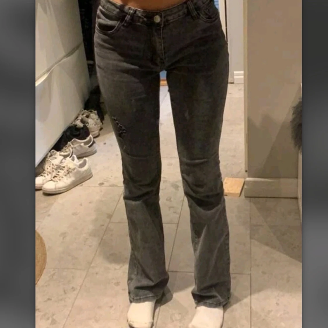 Gråa lågmidjade jeans  - 90