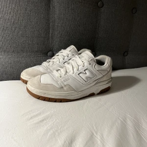 New Balance 550 - Säljer mina new balance då dom var för små för mig, endast använda några få gånger så i väldigt bra skick. Nypris ligger på ca 1700.