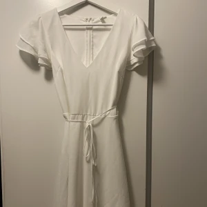Studentklänning - Vit klänning ifrån nelly perfekt till studenten. Endast använd en gång. Skriv privat för egna bilder 🤍🤍