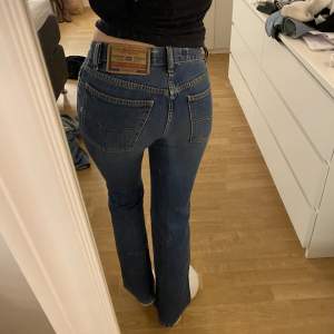 Straight-leg vintage diesel jeans. Så snygga 😍 Storlek 27. Jättebra skick!!