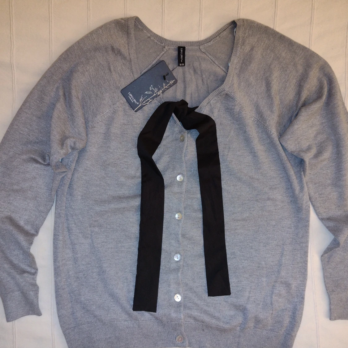 Oanvänd! Gråmelerad finstickad kofta med svart knytband och pärlemorfärgade knappar, storlek S (36/38) - 91