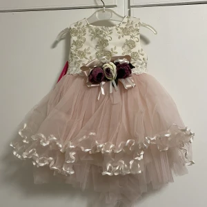 Klänning  - En jätte fin fest klänning för 9-15 månader. 