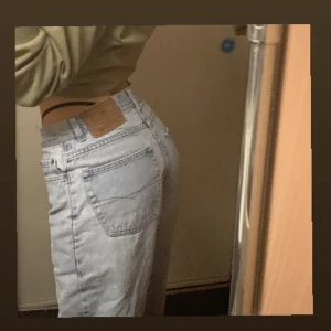 Boyfriends jeans - Väldigt lika levis, vintage men har väldigt bra kvalité! Perfekt fit :))