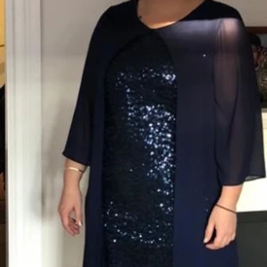 Blå glittrig klänning - Blå glittrig klänning som endast är använd en gång. Storlek 40/42