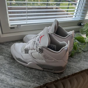 Air jordan 4 oreo - Aj4or i bra skick, väldigt sparsamt använda. Liten flaw i tån på vänster framdel, därav bra pris. Annars grymt skick