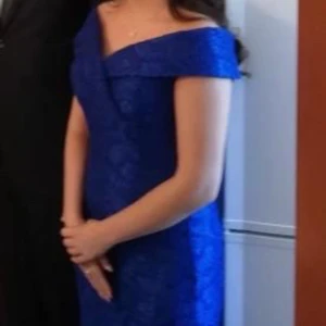 Blå festklänning - Blå festklänning som enbart är använd vid ett tillfälle. Storlek 36/38.