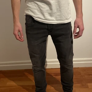 Replay jeans - Säljer ett par as feta Replay jeans i storlek W28 L32, modell Anbass, skick 9/10 Nypris: 1500kr  Vårt pris: 399kr