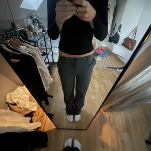 Grå kostymbyxor - Jättesköna grå kostymbyxor från pull&bear. Sitter superfint och är verkligen så så sköna🙏🙏Säljer då jag inte har så mycket kläder som matchar till tyvärr🫤