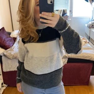 Stickad tröja  - En super fin stickad tröja storlek s💓skriv vid intresse av fler bilder 