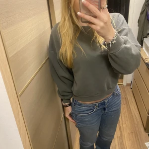 Tjock tröja  - Säljer denna tjock tröja från Gina den är i använt skick där av priset men inget som syns 