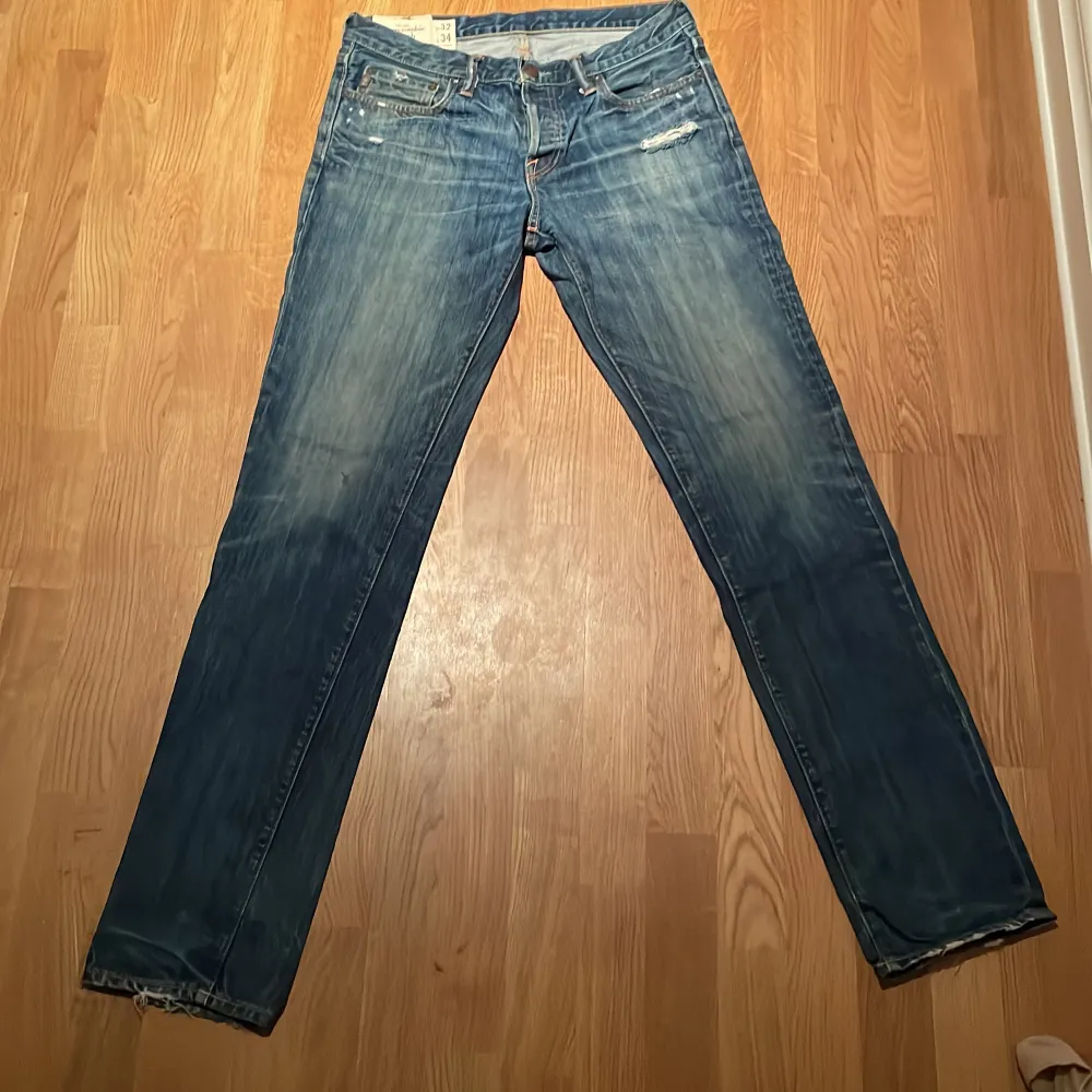 Tja säljer ett fett par av abercombie & fitch jeans i 8/10 skick! Du kan se på bild 3 att på höger benet det är ripped lite men inget som direkt syns! Tveka inte vid frågor! Mvh Hugo. . Jeans & Byxor.