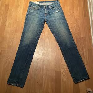 Tja säljer ett fett par av abercombie & fitch jeans i 8/10 skick! Du kan se på bild 3 att på höger benet det är ripped lite men inget som direkt syns! Tveka inte vid frågor! Mvh Hugo. 