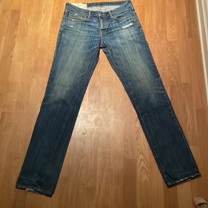 Abercombie & fitch jeans - Tja säljer ett fett par av abercombie & fitch jeans i 8/10 skick! Du kan se på bild 3 att på höger benet det är ripped lite men inget som direkt syns! Tveka inte vid frågor! Mvh Hugo. 