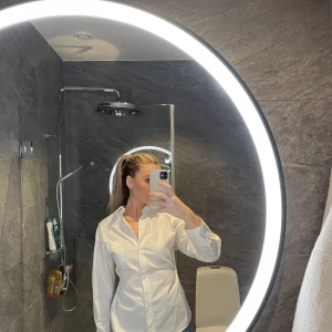 Vit skjorta  - Säljer denna snygga skjorta med en cool detalj i ryggen. Endast använd en gång! Köpt på Zara 🤍🤍