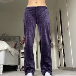 Juicy couture mjukisar - Low waist utsvängda juicy couture liknande mjukisar! Helt oanvända och as sköna! Har matchande topp upp om man vill köpa tillsammans!