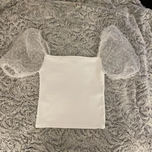 Vit topp - Säljer denna fina toppen för att de inte e riktigt min stil. Använt max 4 gånger och har inga fläckar eller hål. Skriv för fler bilder eller frågor💗