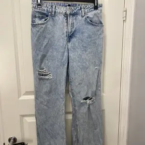 Jeans från H&M, hål på båda benen, lågmidjade. Det är storlek 36 Jag är 170cm och bär oftast 36 i mina jeans men dessa var förkorta i benen. Original pris: 300kr