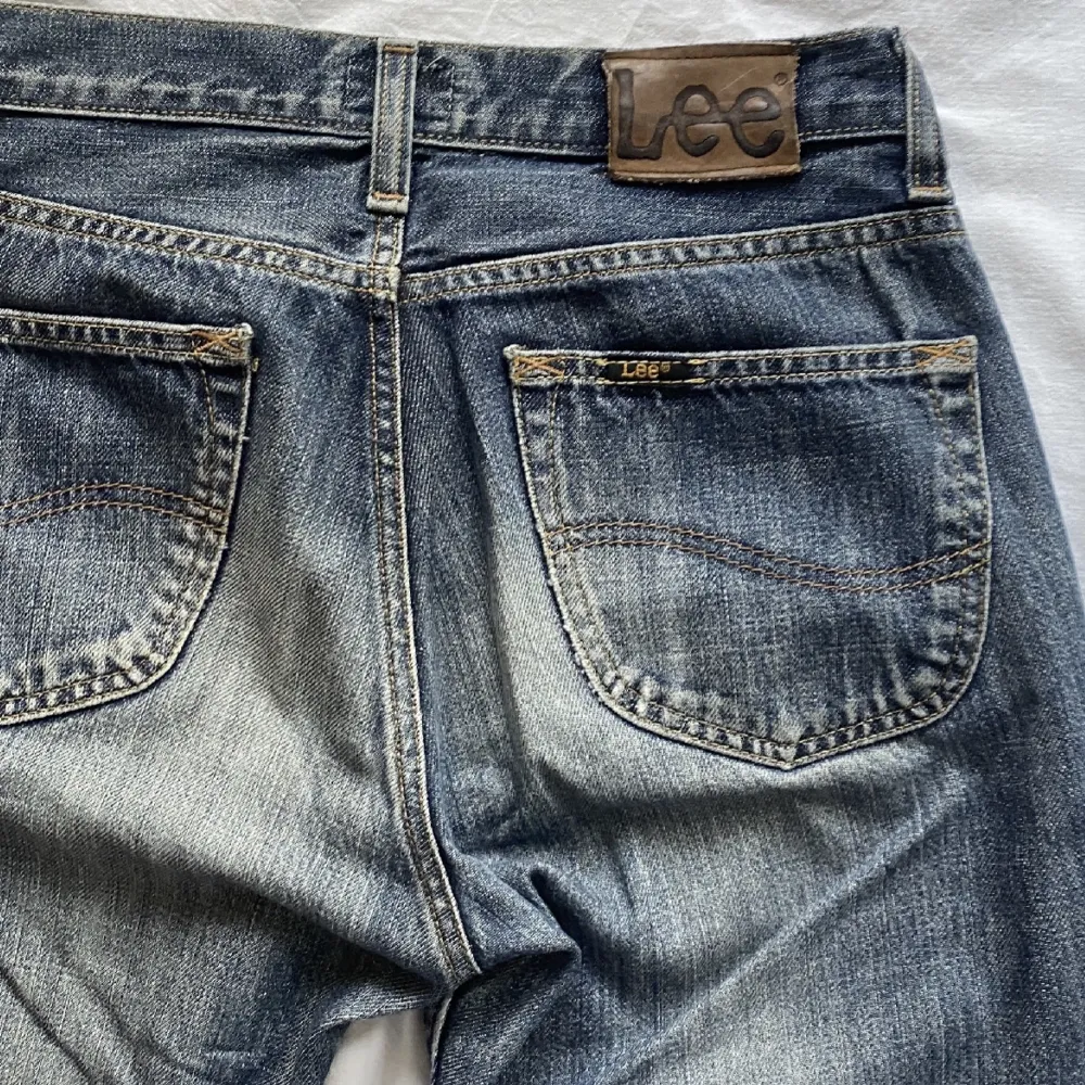 LOW WAIST LEE JEANS, köptes här på plick och bilderna är ifrån den gamla ägaren, superfina men sitter tyvärr för litet på mig! Skulle uppskatta storleken som XS . Jeans & Byxor.