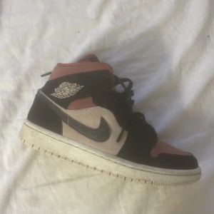 Jordan 1 mid  - Säljer mina gamla skor då de blivit för små. Nästan aldrig använt samt väll sköta så inga tydliga bevis på använda. 
