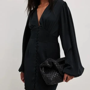 Svart Satinklänning NAKD - Säljer min svarta klänning från Nakd. Använd 1 gång. Nypris 699kr men säljer för 300kr. Storlek 36.