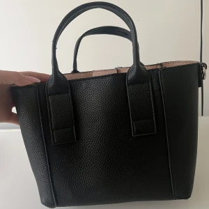 Svart väska  - Använd 1-2 gr. 