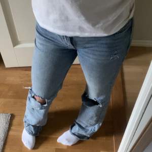 Intressekoll på dessa skit snygga jeans från hm med egen klippta hål och slitningar. Hm,s low flare kollektion i färgen denim. 