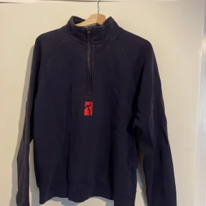 Poetic Collective Tröja - Poetic Collective Är Ett Svensk Skate Märke, Användes När Jag Var Yngre  Storlek: XS/S Skick: Medel  