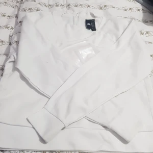 Adidas tröja  - Jag säljar min Adidas tröja äkta som är i jätte fin skick storlek xs men den kan passa till S-M. Köparen står för frakt. 