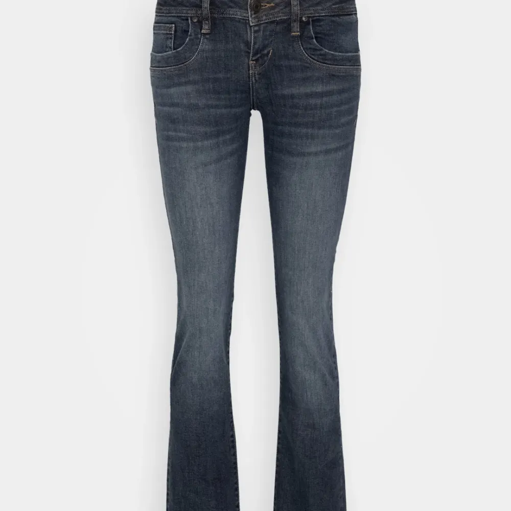 Slutsålda lågmidjade jeans från ltb. Säljer för att de inte passar i storleken. Skriv för egna bilder!❤️‍🔥❤️‍🔥 Nypris: 900kr. Jeans & Byxor.