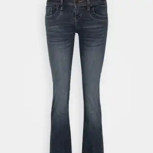 Slutsålda lågmidjade jeans från ltb. Säljer för att de inte passar i storleken. Skriv för egna bilder!❤️‍🔥❤️‍🔥 Nypris: 900kr