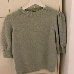 Grön ulltröja - Säljer min gröna kortärmade ulltröja eftersom att den tyvärr inte har kommit till någon användning. Ordinarie pris 230kr, därför säljer jag den för 190kr för att tröjan är använd Max 2 gånger. Jag säljer även en likadan i rosa🩷